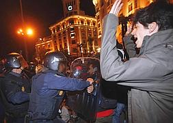 Protestas en la plaza de Neptuno. / Foto: Sergio Pérez (Reuters) | Vídeo: Europa Press