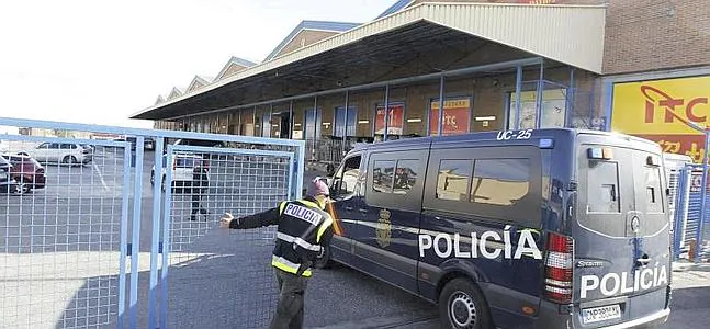 La Policía entra en el polígono Cobo Calleja. / Foto: Efe | Video: O. Chamorro