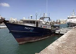 Imagen del barco interceptado a unas 700 millas al sureste de Cabo Verde. / Efe