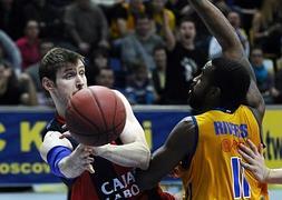 Nocioni pasa un balón ante Rivers./Yuri Kadobnov (AFP)