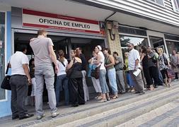 Varias personas hacen cola frente a una oficina de empleo. / Foto: Archivo | Vídeo: Atlas