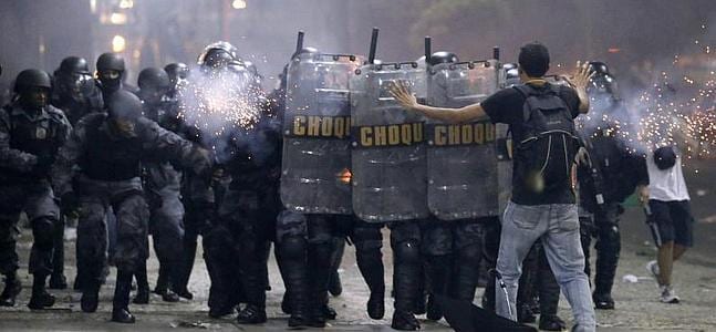 Un joven se planta ante los antidisturbios brasileños. / Reuters | Atlas