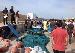 Decenas de cadáveres son cubiertos en el puerto de Lampedusa. / Efe | Vídeo: Ep