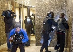 Policías antidisturbios realizando detenciones y registros en la zona de Gamonal. / Santi Otero (Efe)