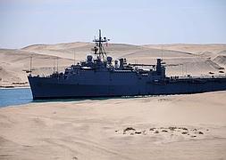 El USS Ponce cruzando el Canal de Suez. / Afp