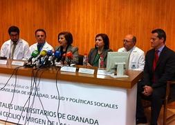 El equipo médico explica la intervención./ Alfredo Aguilar