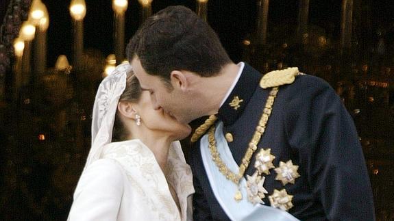 Felipe besa en la mejilla a Letizia el día de su boda en 2004 