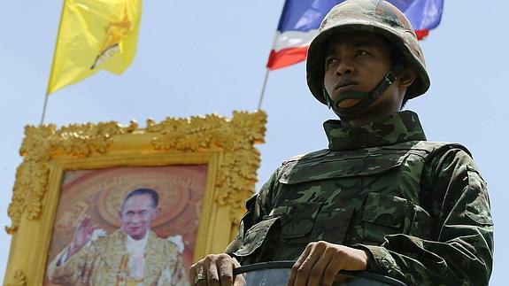 Soldado tailandés en las calles de Bangkok. 