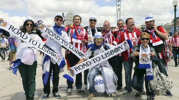 Aficionados del Real Madrid y del Atlético en Lisboa