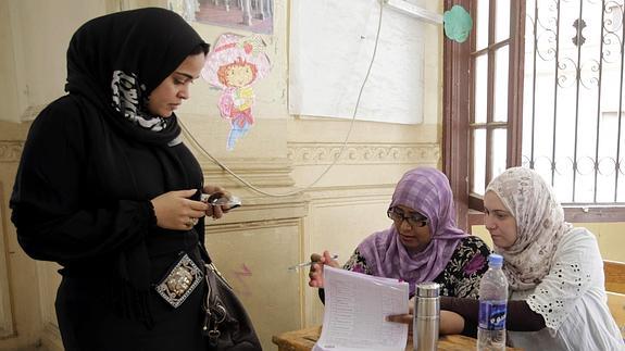 Una mujer se dispone a votar en El Cairo. 