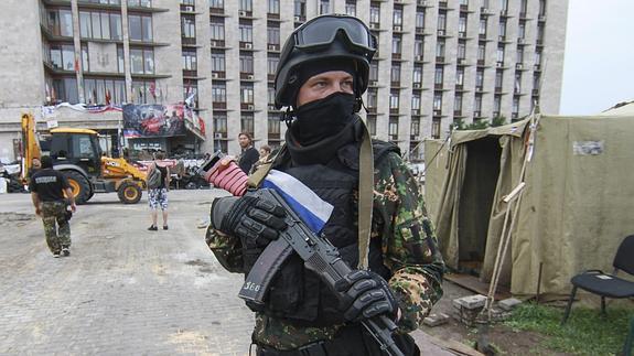 Un miliciano prorruso del batallón Vostok hace guardia frente al edificio de la admistración