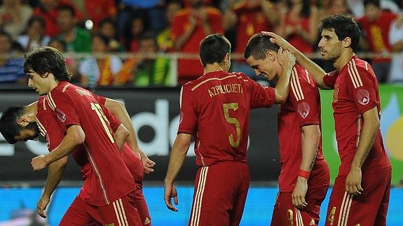 Los españoles felicitan a Torres por su gol. 