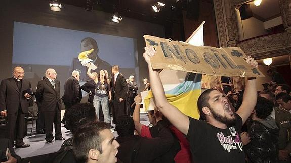 Manifestantes contra las prospecciones petrolíferas en Canarias irrumpen en el Teatro Guimerá de Santa Cruz de Tenerife