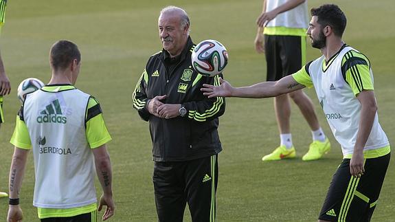 Del Bosque (c), con Albiol (d) y Torres. 