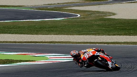 Márquez toma una curva de Mugello.