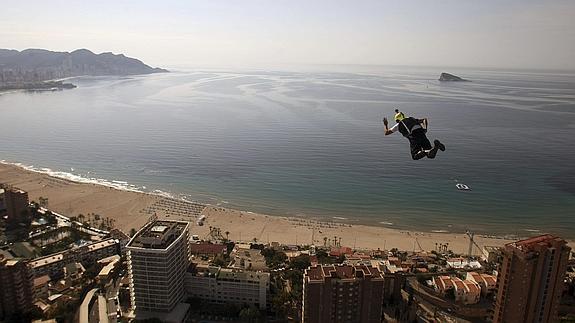 'Jumpers' de reconocido nivel internacional participan en la séptima edición del Campeonato "Base Jump Extreme".