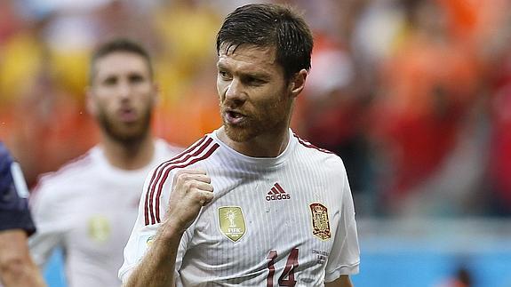 Xabi Alonso celebra el gol contra Holanda.  