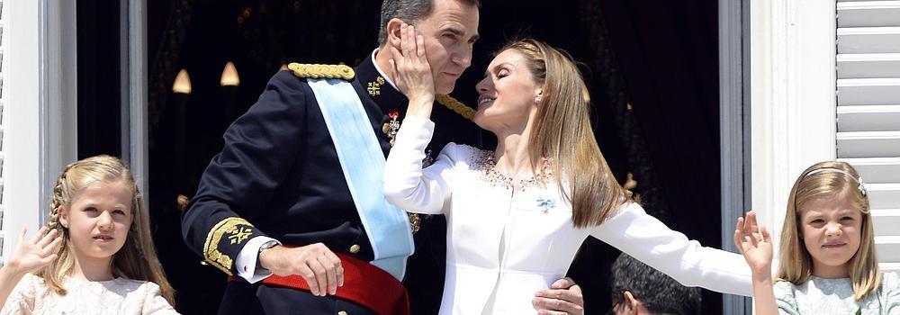 Felipe VI, emocionado y con la mano en el corazón en señal de agradecimiento, saluda a su pueblo desde el balcón del Palacio Real.  