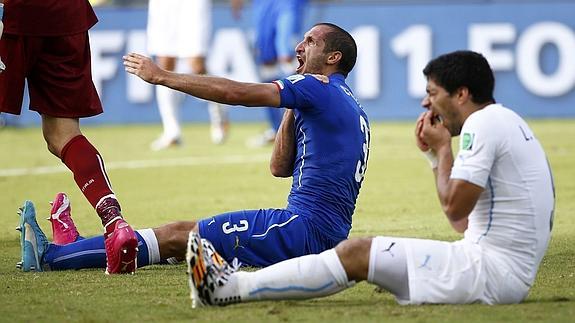 Chiellini se queja tras el mordisco de Suárez. 