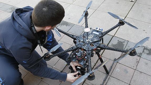 Un joven, con un 'drone'.