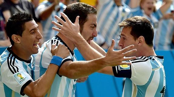 Di María (i), Higuaín (c) y Messi (d) celebran un gol. 