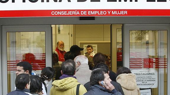 Colas ante una oficina de empleo. 