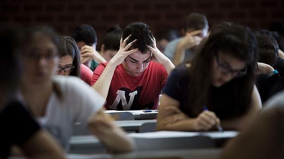 Varios alumnos haciendo un examen. 