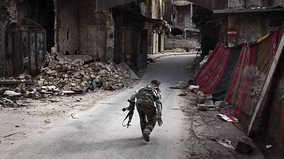 Un rebelde sirio trata de ocultarse en Alepo