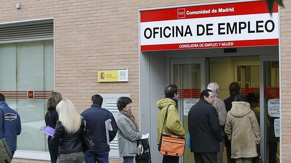 Cola ante una oficina de empleo. 