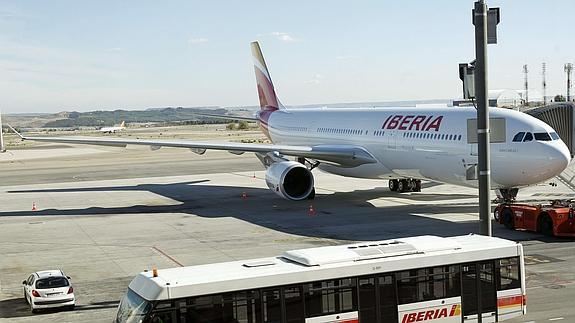 Un avión de Iberia, en la T4 de Barajas 