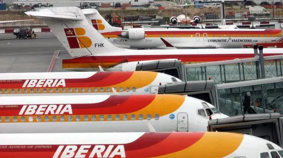Aviones de Iberia estacionados en el aeropuerto de Barajas. 