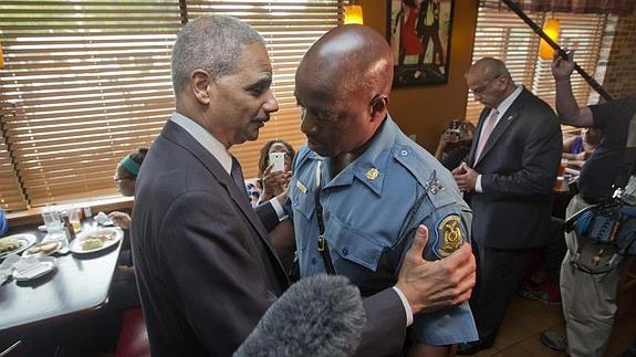 El fiscal general de EE UU, Eric Holder, habla con el capitán de la Patrulla de Carreteras de MIsuri, Ron Johnson. 