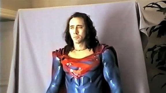 Nicolas Cage, caracterizado como Superman. 