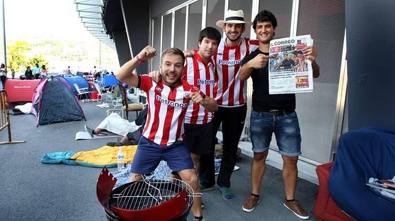 Aficionados del Athletic Club de Bilbao haciendo cola en San Mamés. 