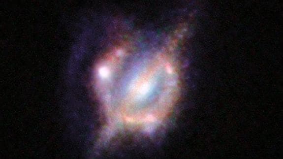 El anillo es el producto del choque de dos galaxias lejanas.