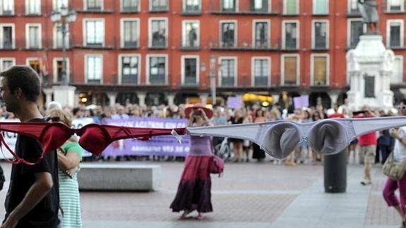 Cordón de sujetadores y, al fondo, la cocentración. 