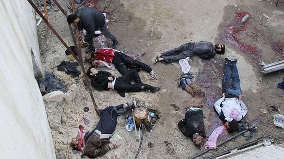Hombres ejecutados en un hospital que el Estado Islámico usaba en Alepo. 