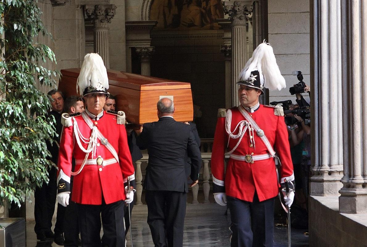 El cadáver de Peret llega al Ayuntamiento.