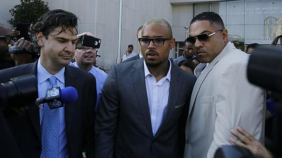 Chris Brown, a la salida del juzgado.