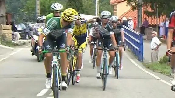 Imagen de un momento de la pelea entre Brambilla y Rovny.