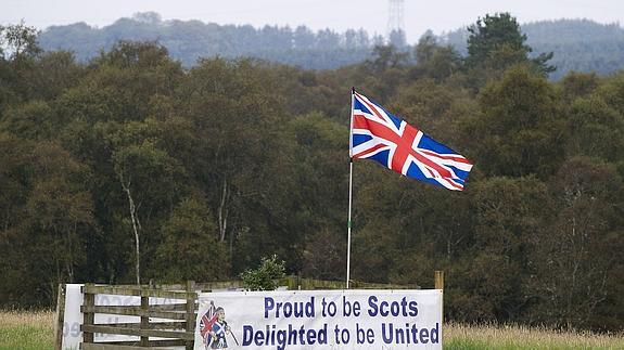 Bandera y cartel de los unionistas. 