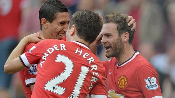 Di María (i), felicitado por Ander Herrera (c) y Mata. 