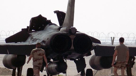 Militares franceses junto a aviones Rafale.