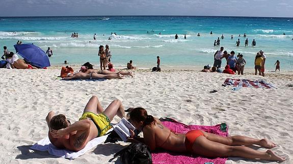 Turistas en una playa. 