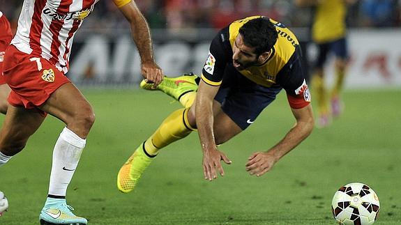 Raúl García cae ante un jugador del Almería.  