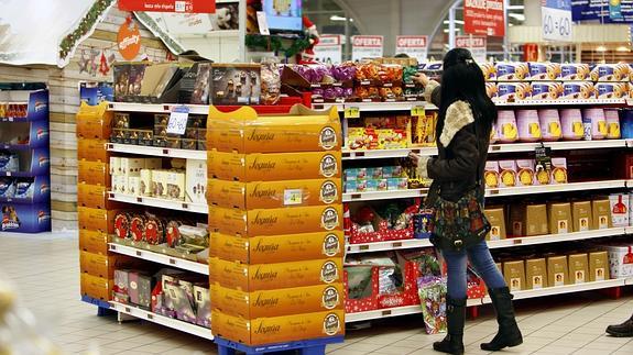 Mujer comprando en un supermercado. 