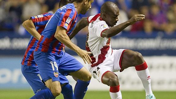 Kakuta (d) controla el balón. 