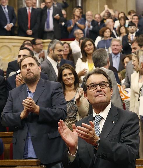 Artur Mas aplaude junto a Oriol Junqueras.