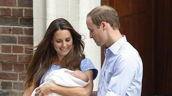 Los duques de Cambridge, con su hijo. 