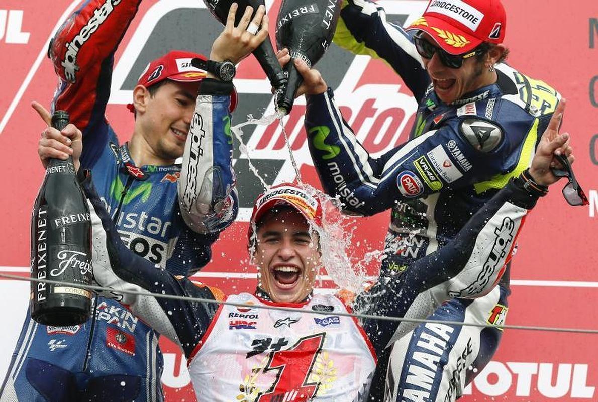 Lorenzo y Rossi celebran la victoria de Marc Márquez. Efe